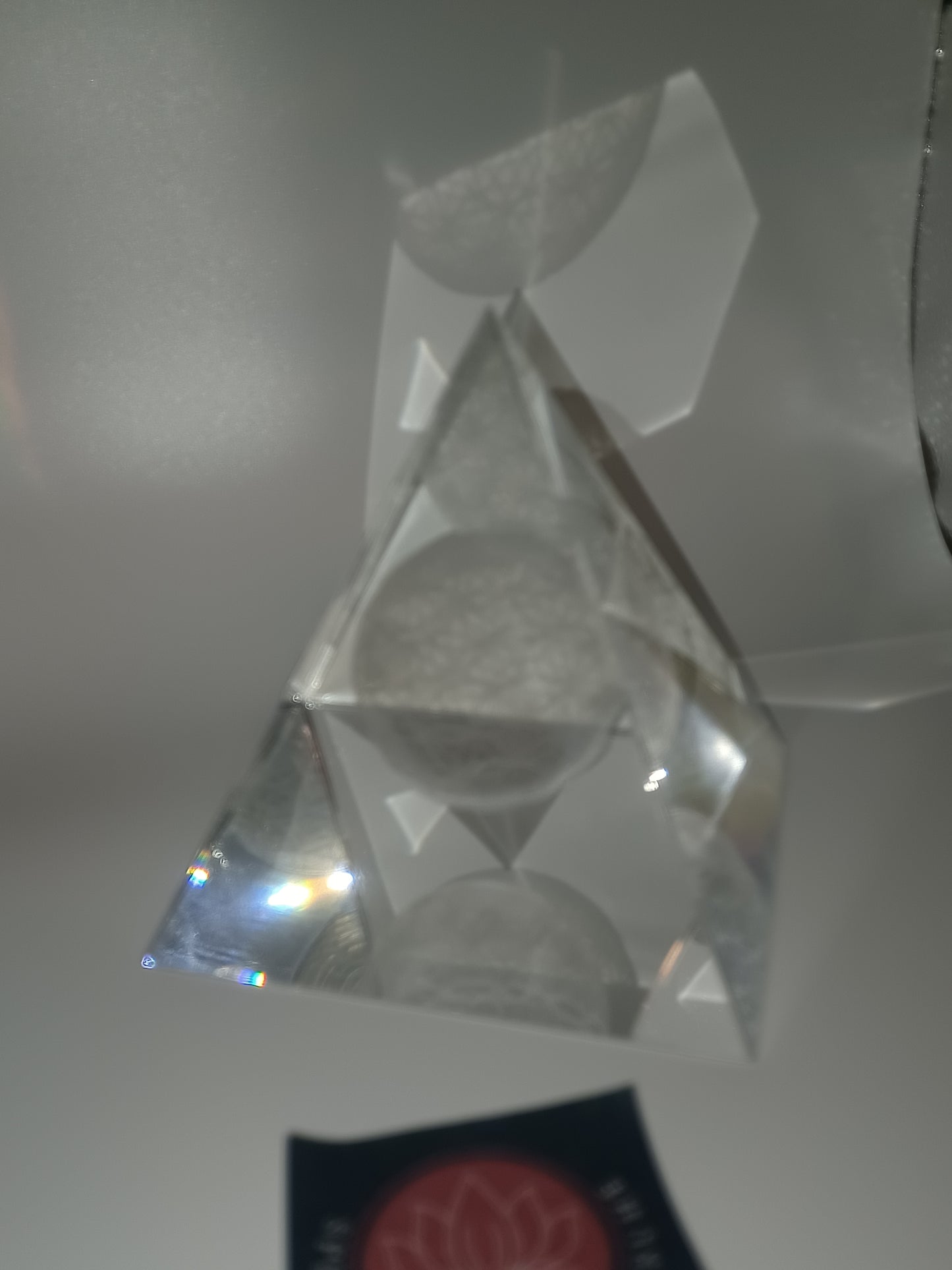 Blume des Lebens Sphärenkristall Pyramide 10 x 10 cm inkl. LED in Geschenkbox