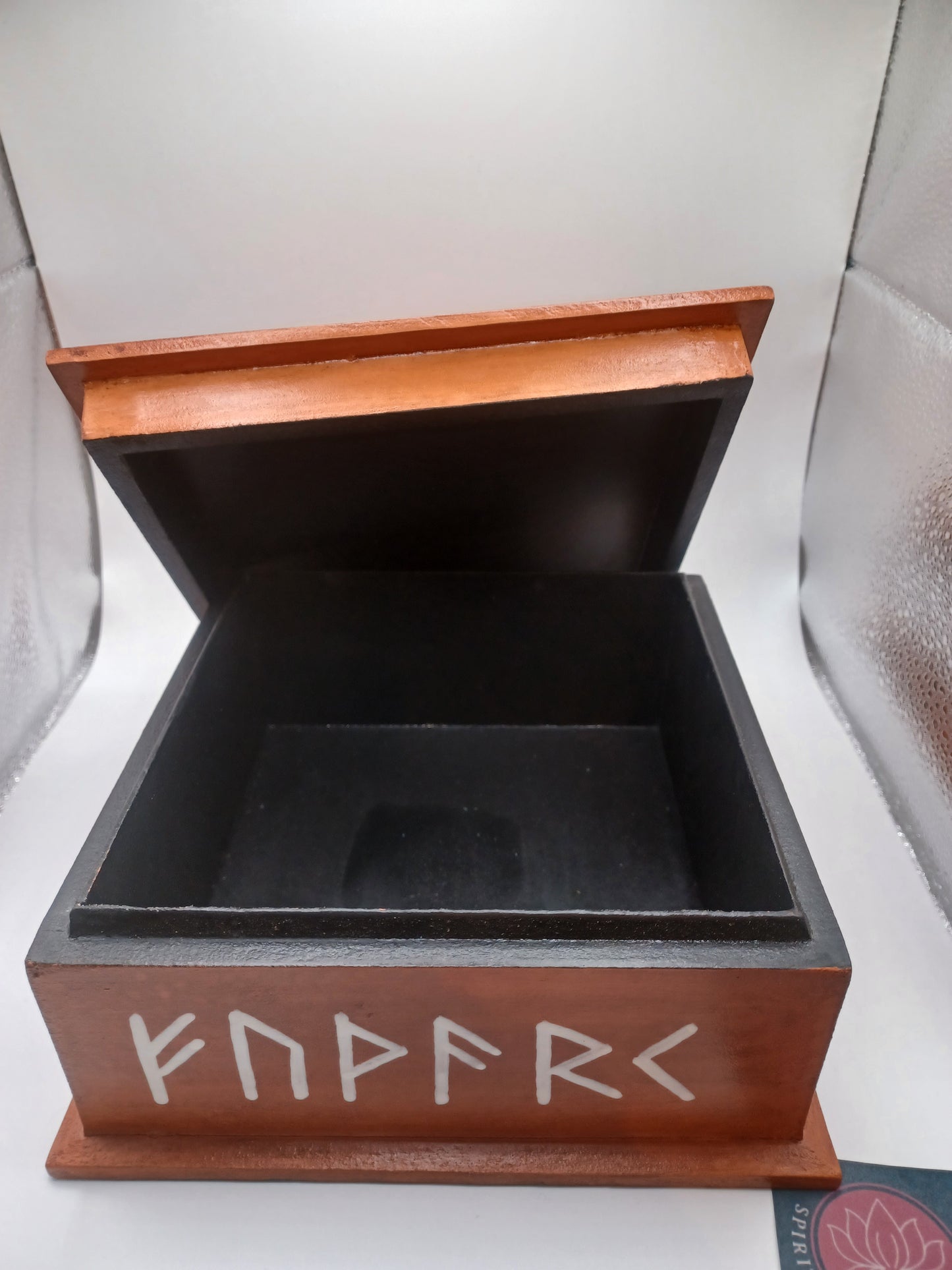 Kästchen mit Runen Alphabet handgearbeitet aus Holz 17x 17 cm Höhe ca. 9 cm