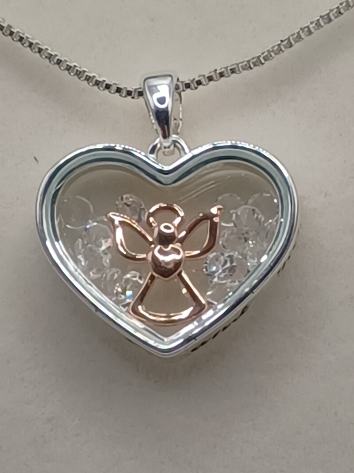 Herzengel Anhänger in Kristallbett mit versilberter Messingkette Engel