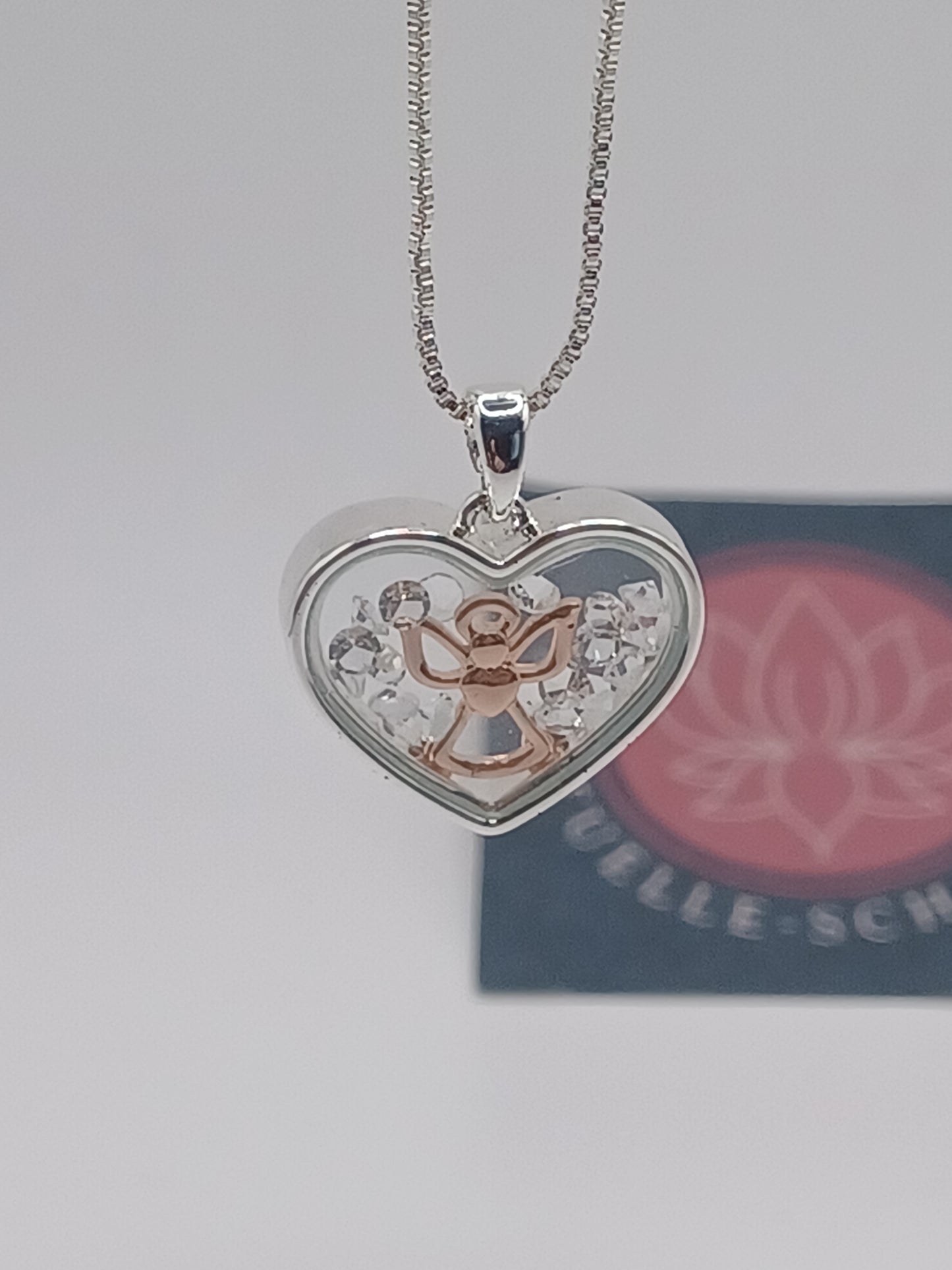 Herzengel Anhänger in Kristallbett mit versilberter Messingkette Engel