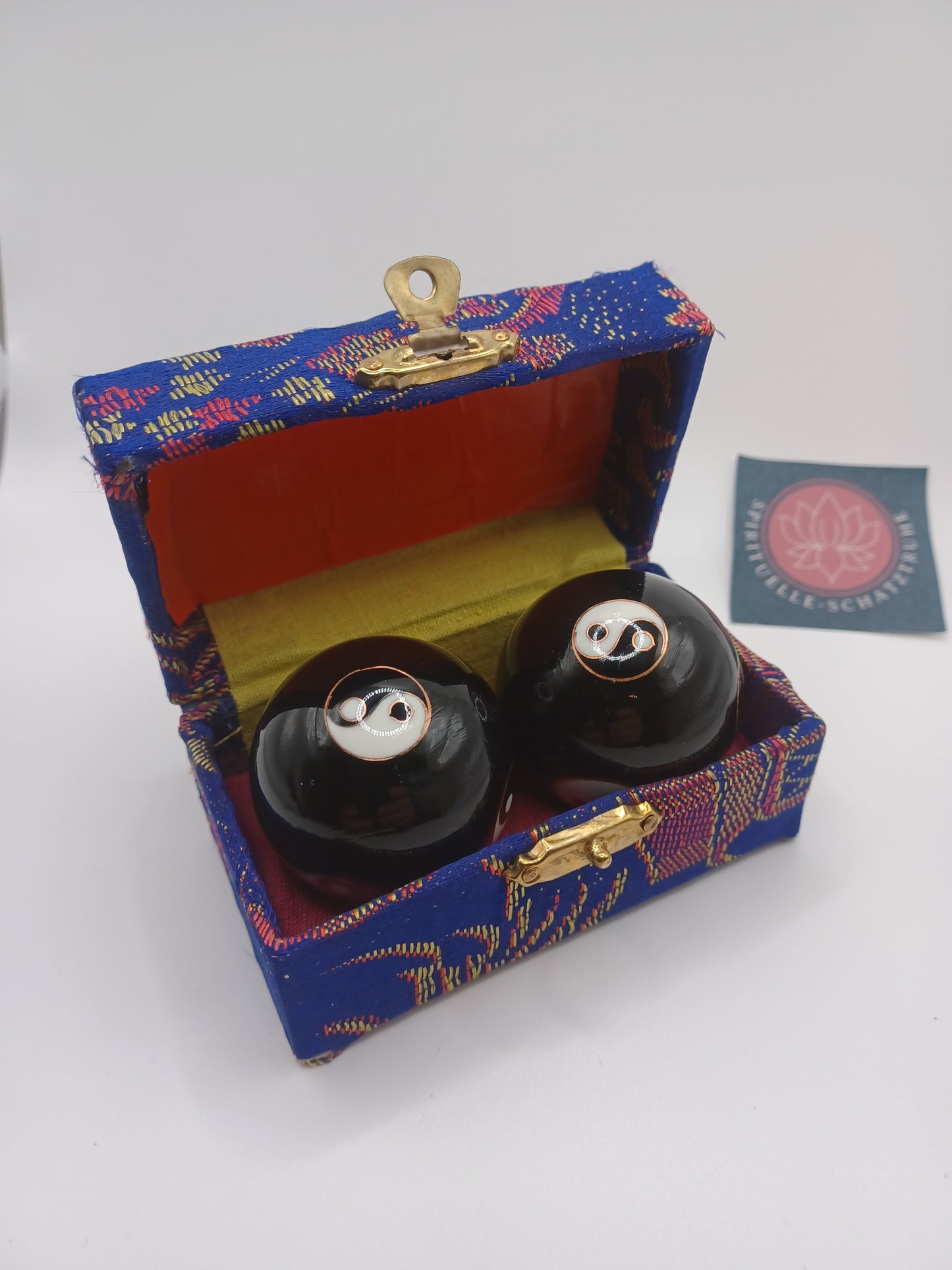 Qi Gong Kugeln Yin Yang schwarz 40 mm Klangkugeln im Brokatkästchen Massage