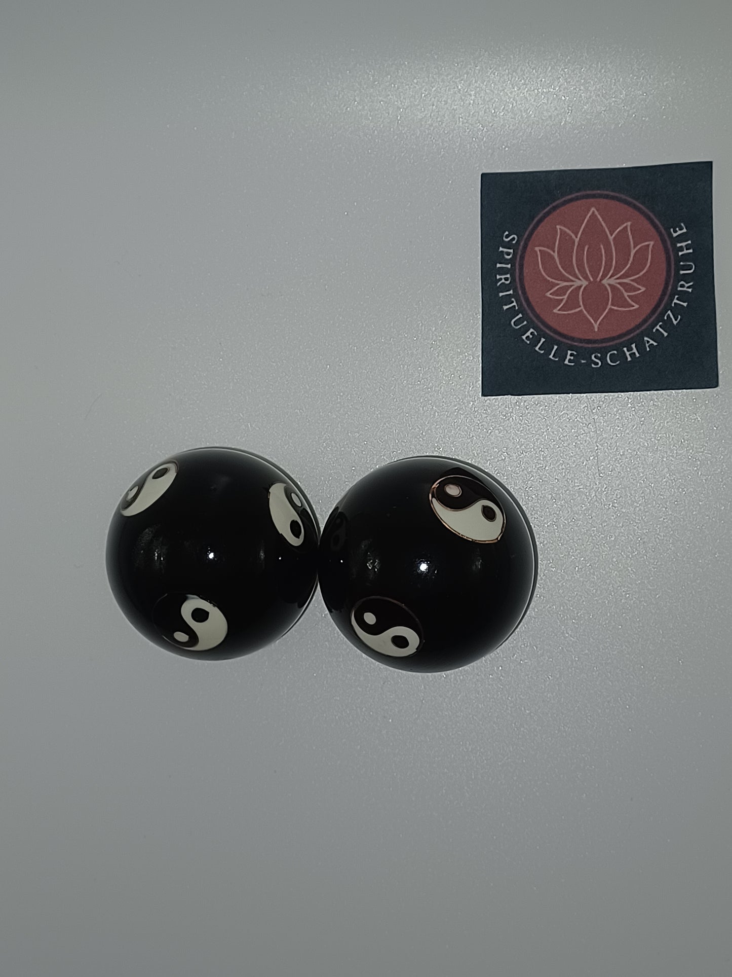 Qi Gong Kugeln Yin Yang schwarz 40 mm Klangkugeln im Brokatkästchen Massage