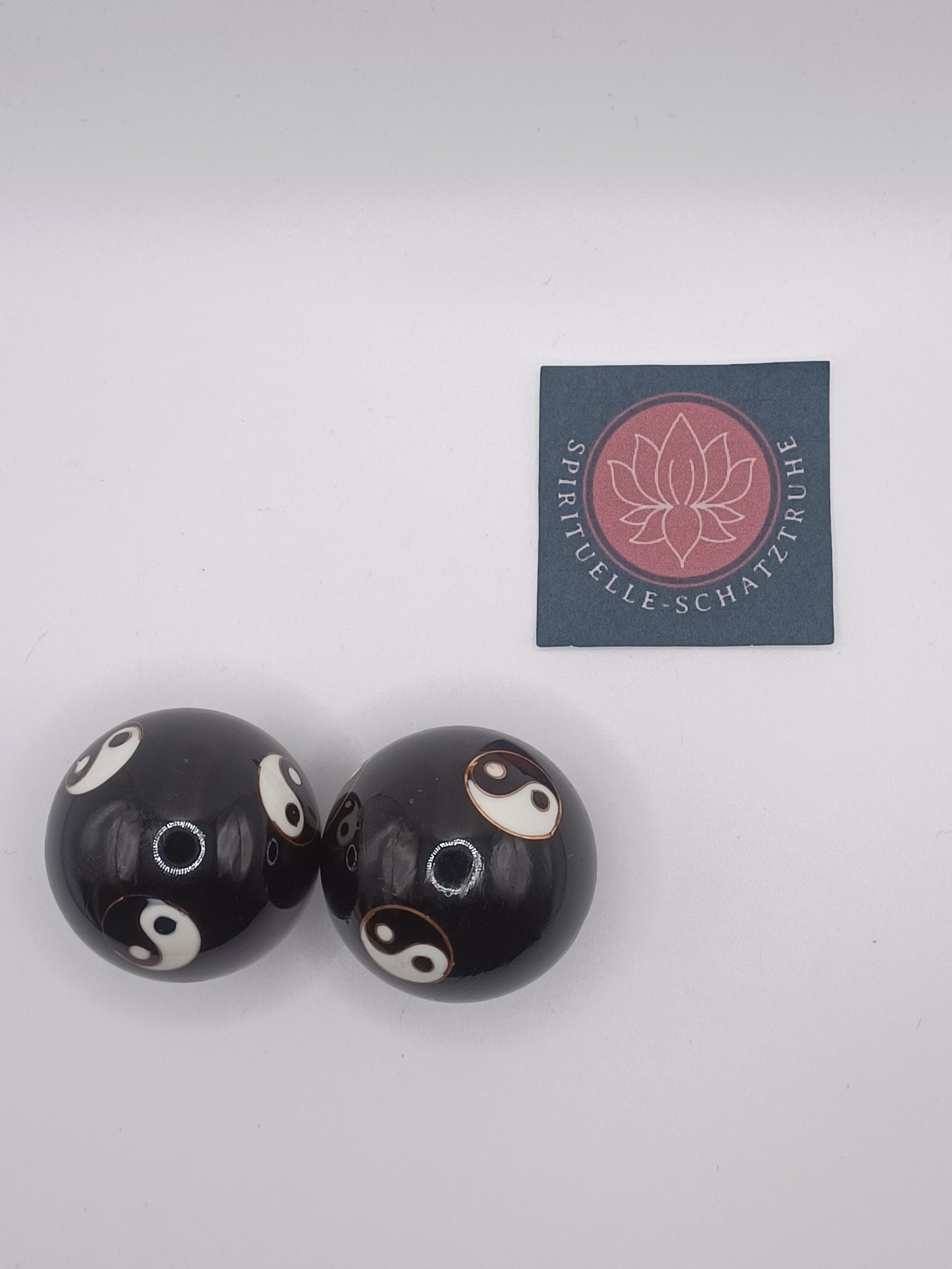 Qi Gong Kugeln Yin Yang schwarz 40 mm Klangkugeln im Brokatkästchen Massage