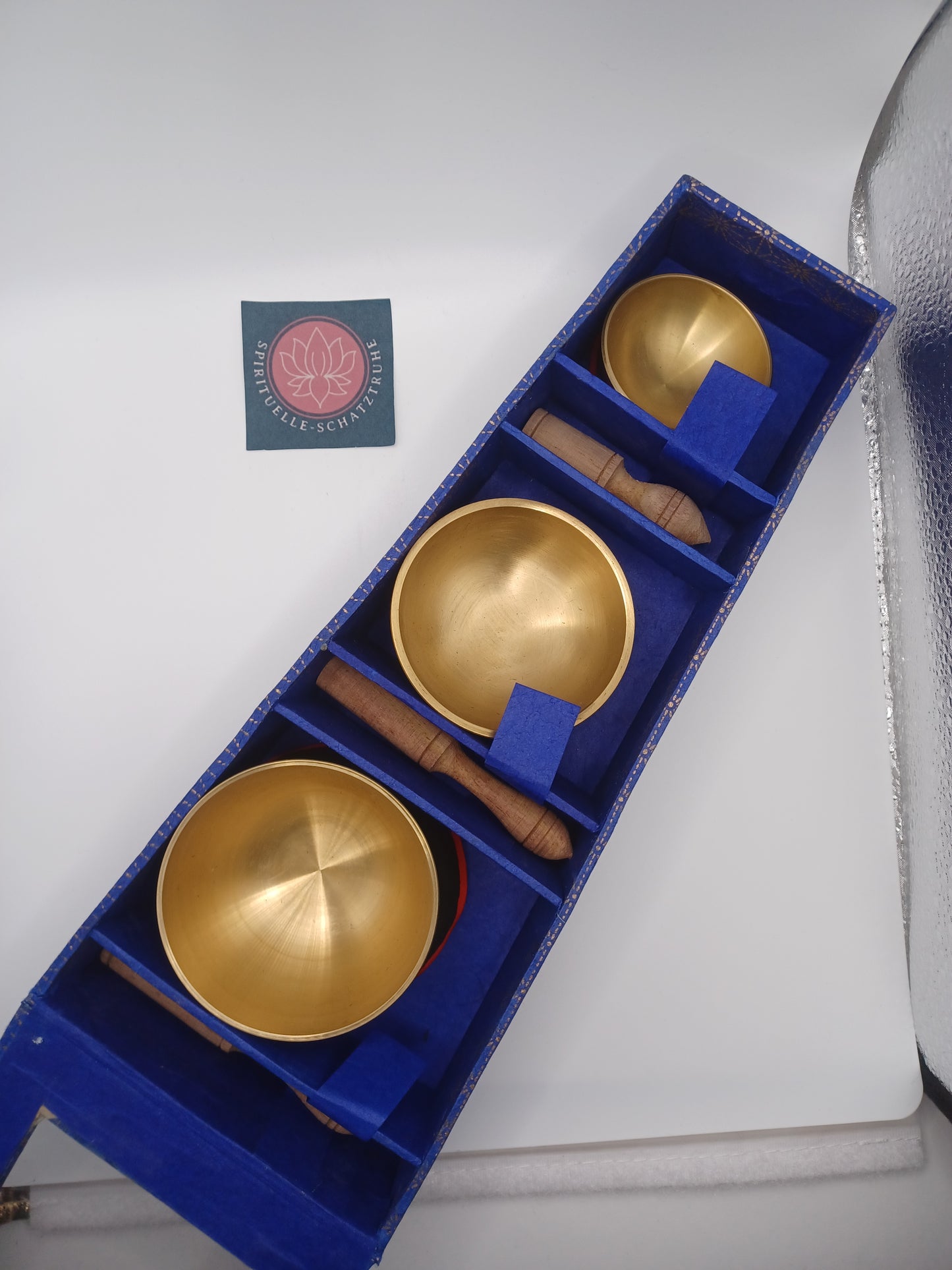 Tibetische Klangschalen 3 er Set mit 3 Holzklöppeln und 3 Unterlagen Geschenkbox