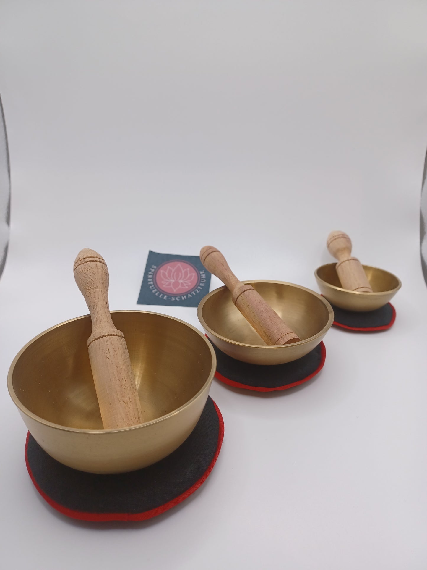 Tibetische Klangschalen 3 er Set mit 3 Holzklöppeln und 3 Unterlagen Geschenkbox