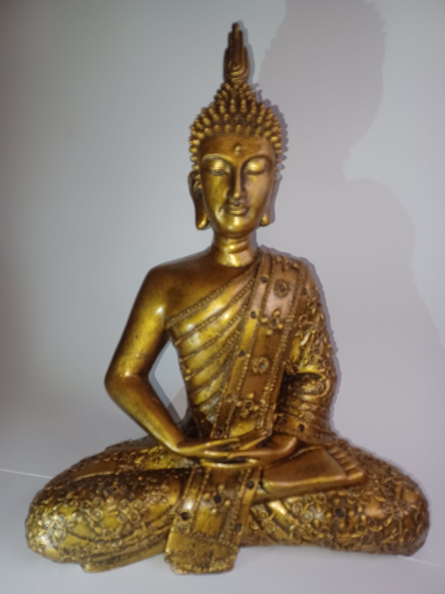 Thai Buddha Resin gold zirka Höhe 28 cm Feng Shui Statue Skulptur