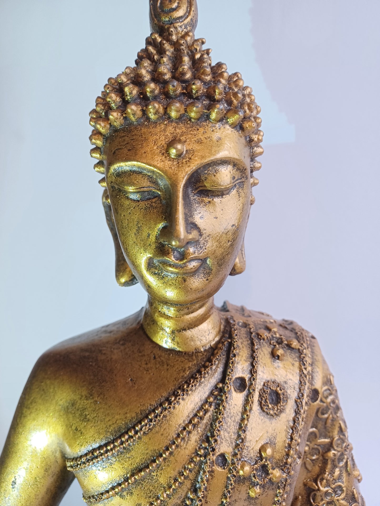Thai Buddha Resin gold zirka Höhe 28 cm Feng Shui Statue Skulptur