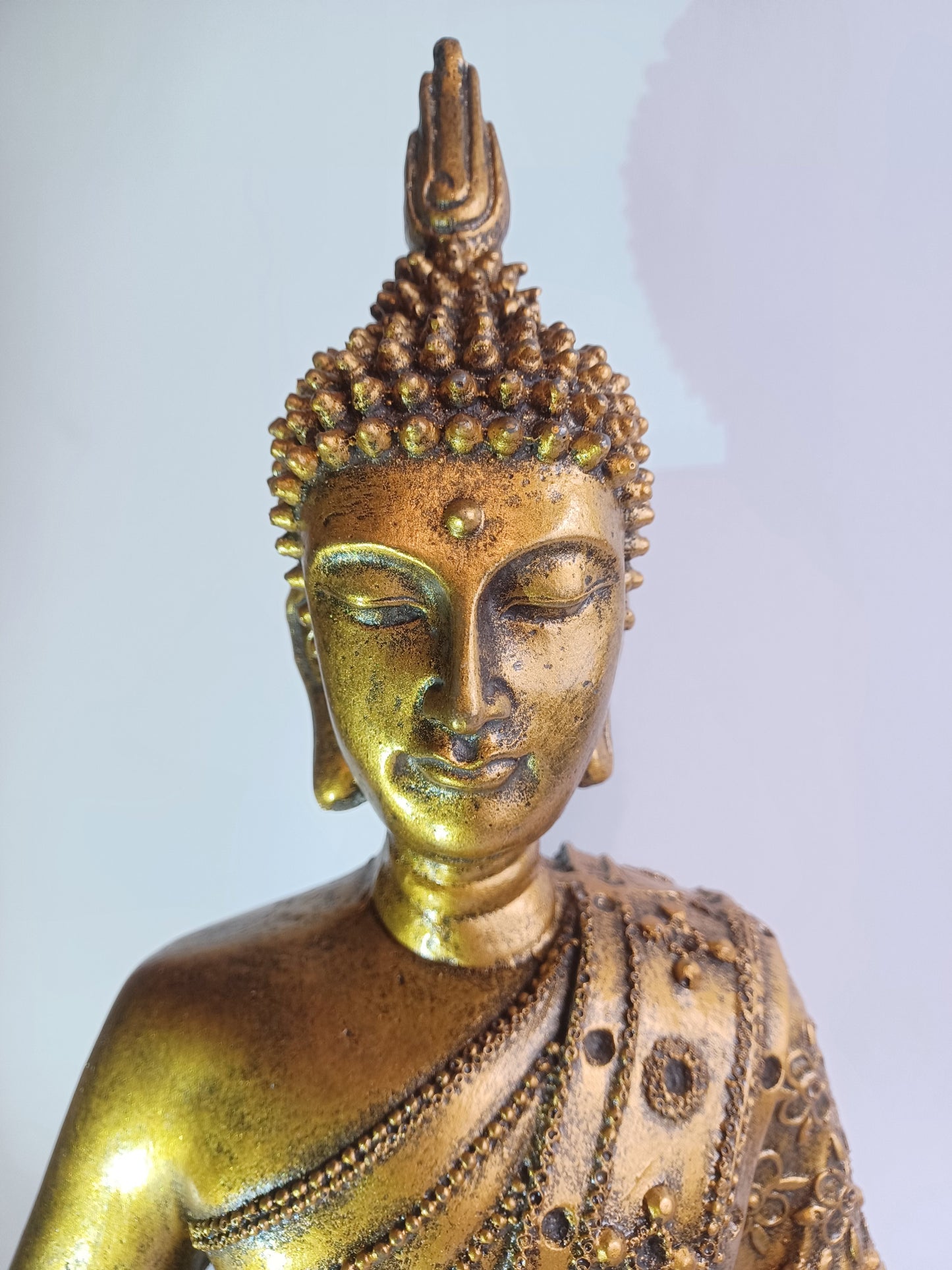 Thai Buddha Resin gold zirka Höhe 28 cm Feng Shui Statue Skulptur