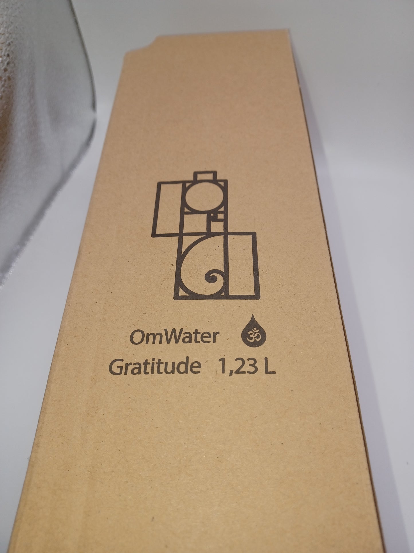 Om Wasserflasche 1,2 Liter Höhe 30 cm schwermetallfrei im Bio Baumwollsäckchen