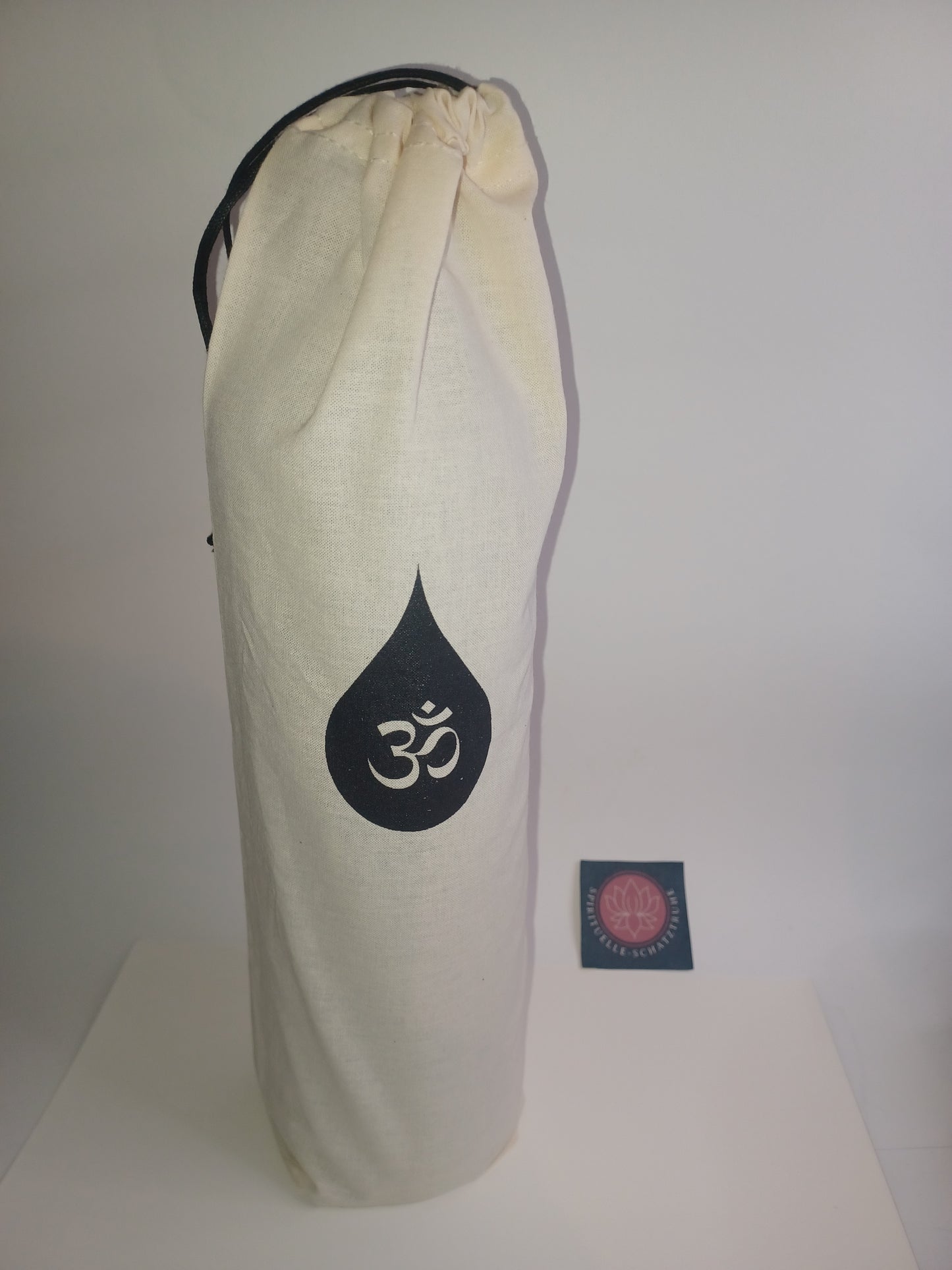 Om Wasserflasche 1,2 Liter Höhe 30 cm schwermetallfrei im Bio Baumwollsäckchen