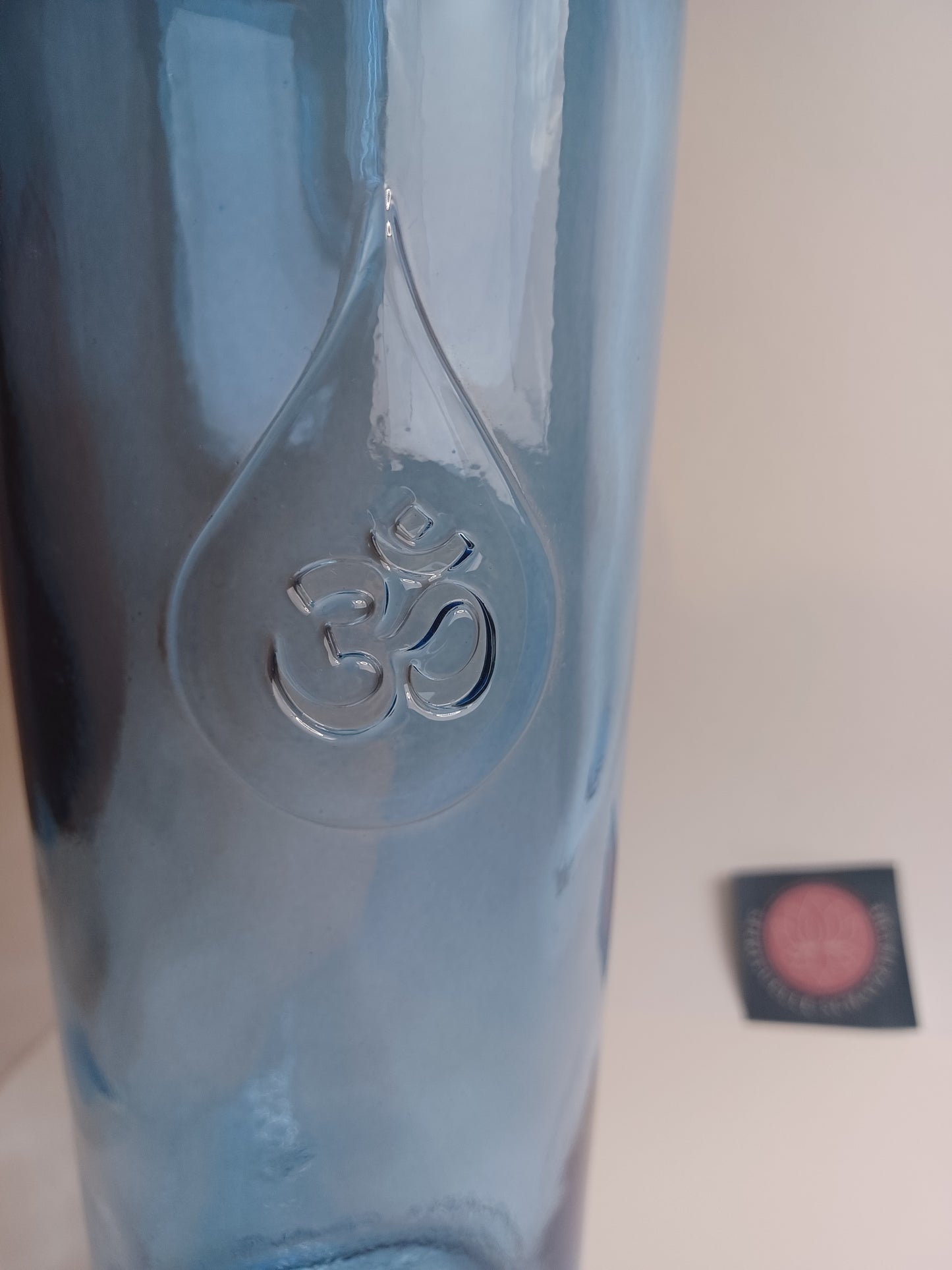 Om Wasserflasche 1,2 Liter Höhe 30 cm schwermetallfrei im Bio Baumwollsäckchen