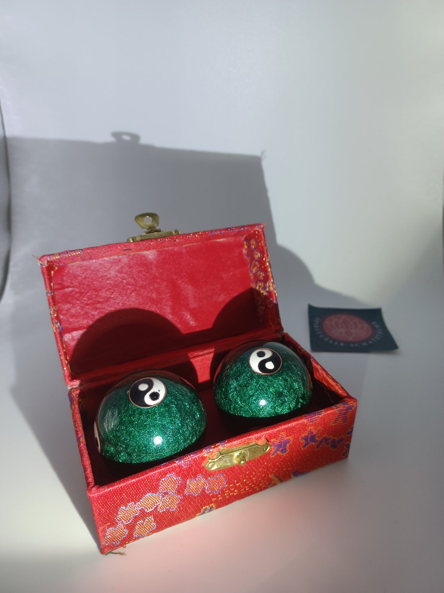 Qi Gong Kugeln grün 40mm in Brokatkästchen Klangkugeln yin Yang