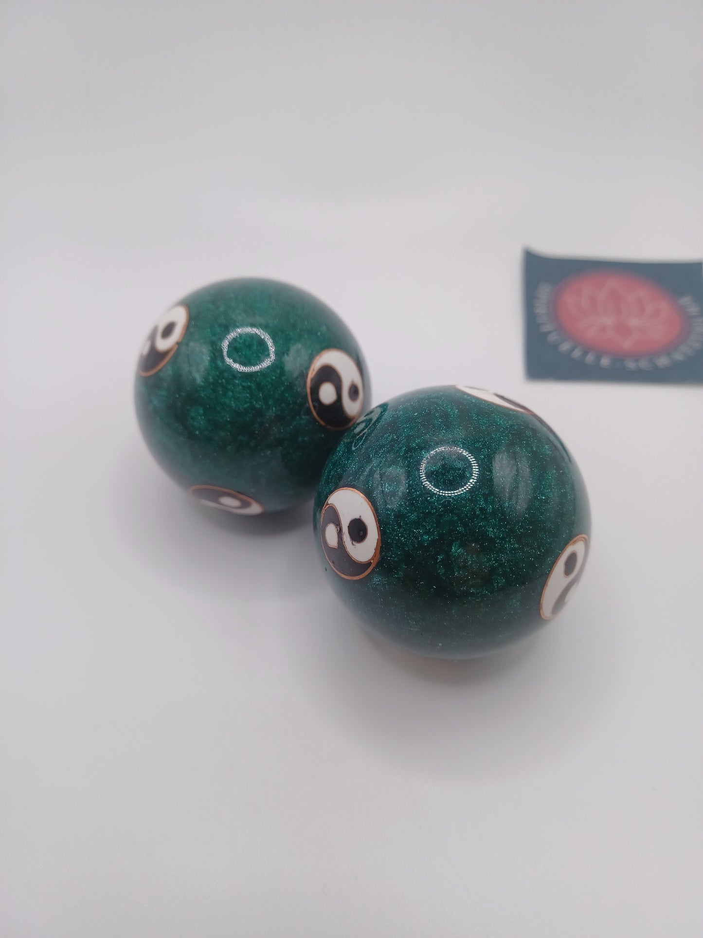 Qi Gong Kugeln grün 40mm in Brokatkästchen Klangkugeln yin Yang