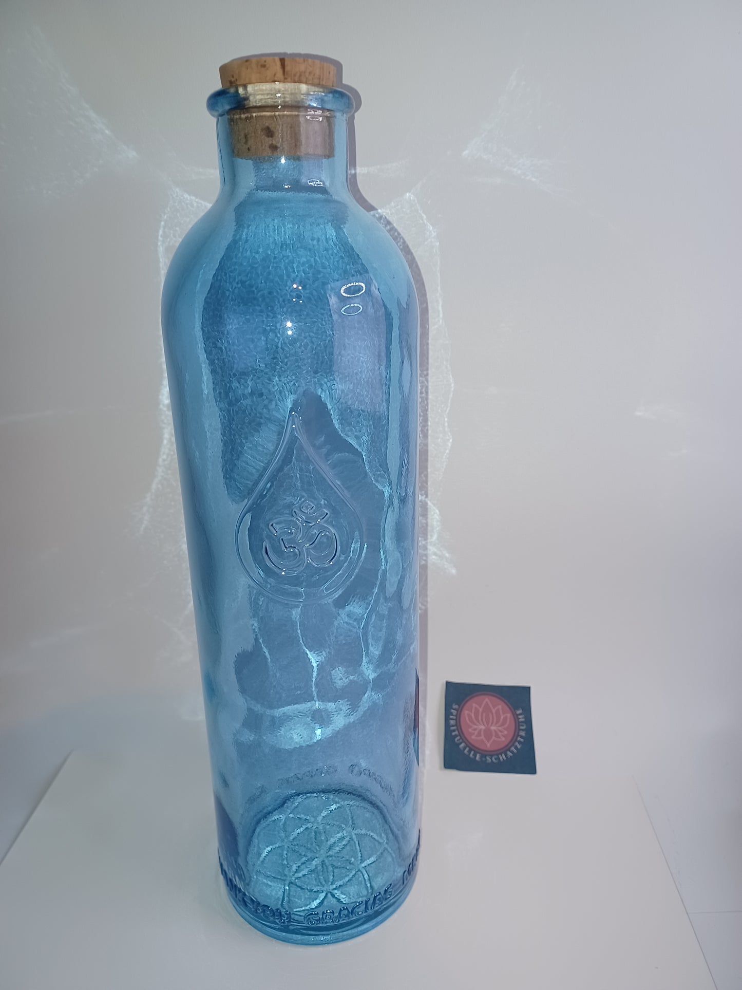 Om Wasserflasche 1,2 Liter Höhe 30 cm schwermetallfrei im Bio Baumwollsäckchen