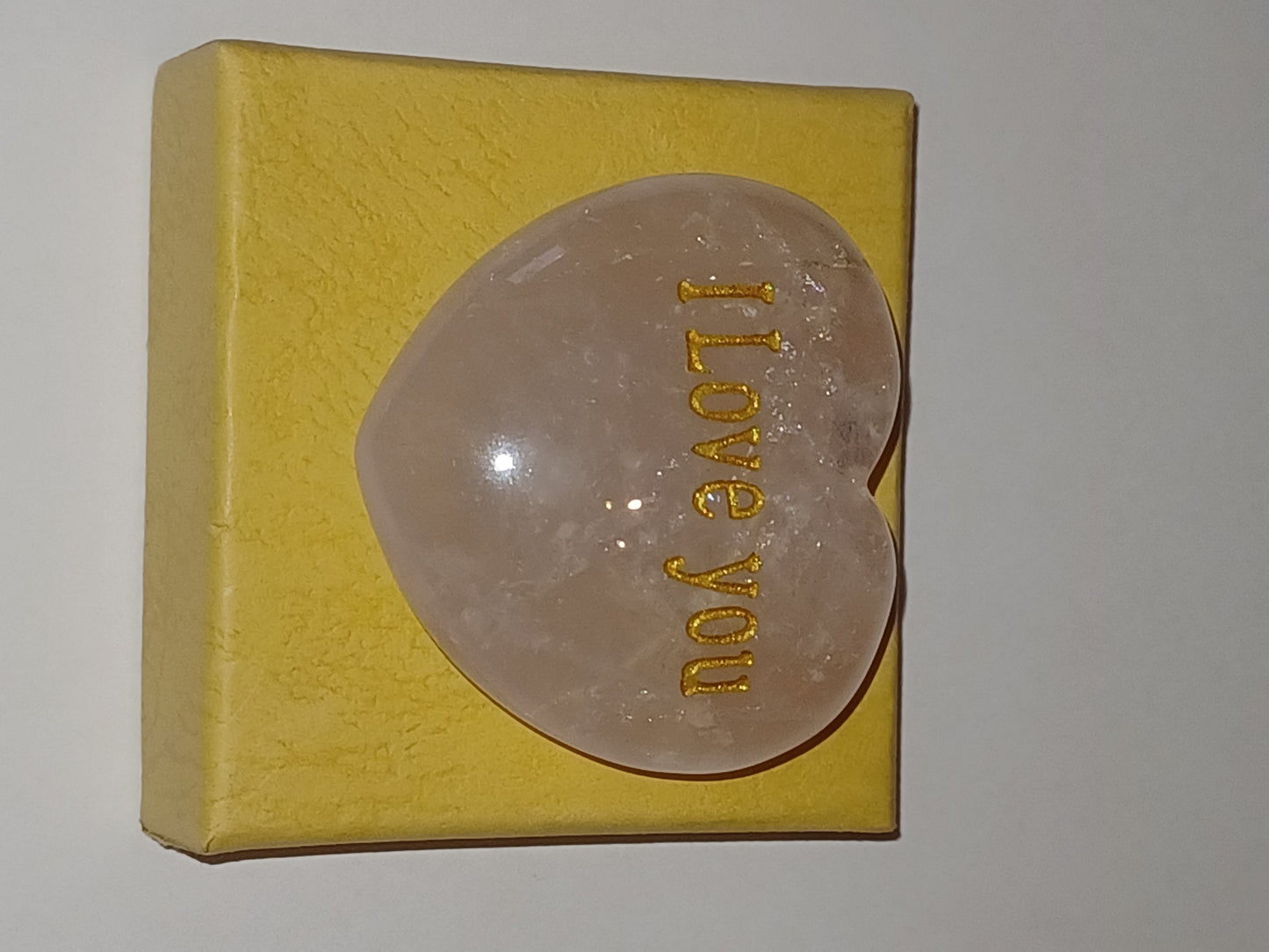 Herz mit goldener Gravur "I love you" aus Rosenquarz in Geschenkschachtel