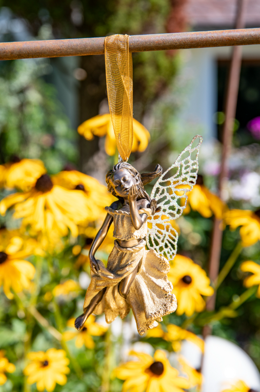 Fee Rosalie mit goldenen Band auch für Garten geeigenet